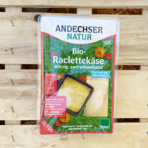 Andechser Natur Bio-Raclettekäse in Scheiben, vegetarisch, nachhaltig, laktosefrei, Verpackung auf Holzpalette